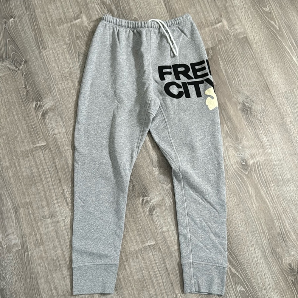 Free city 3/4 joggers size xs
